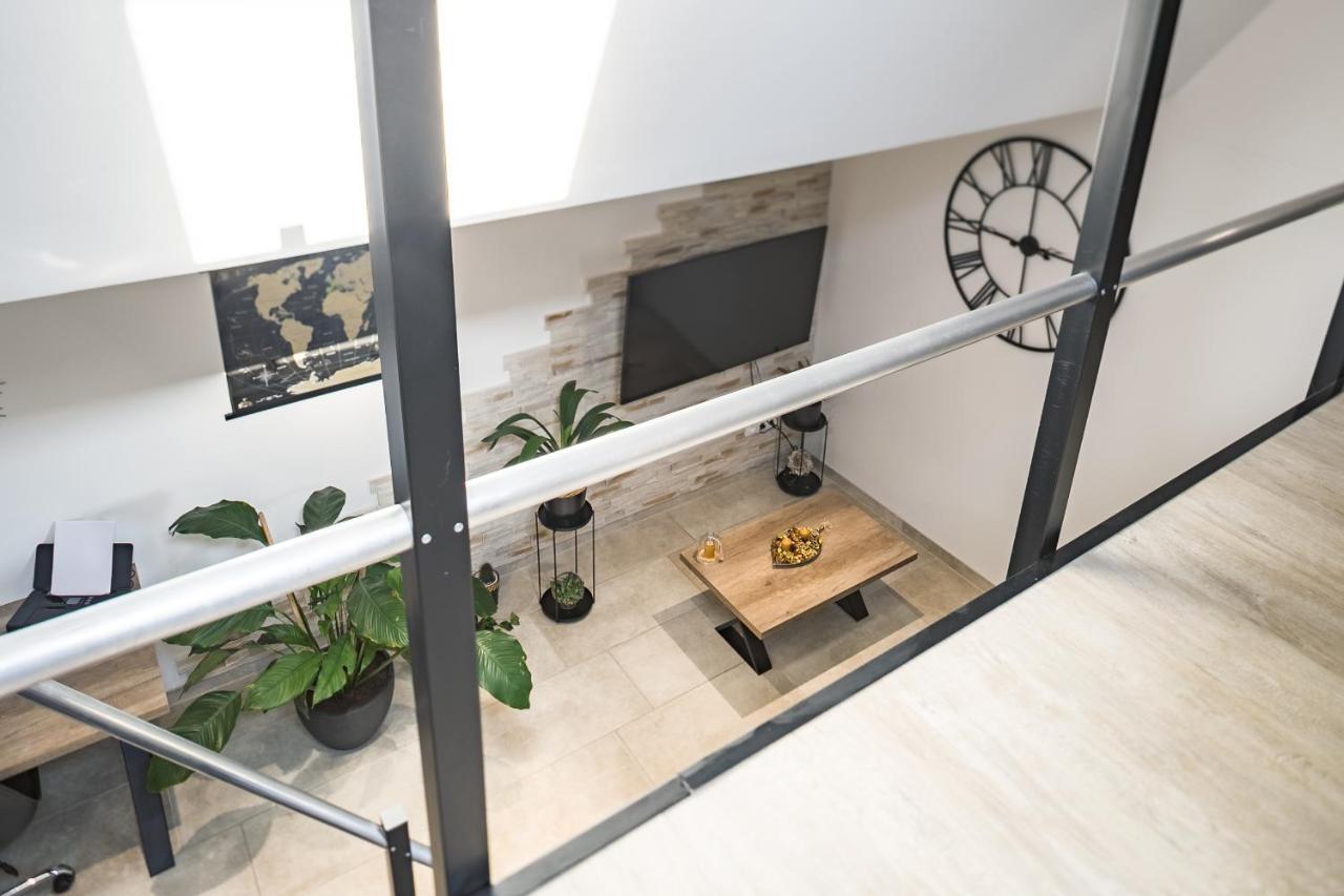 Loft Avec Jardin Et Parking Prive Apartment Troyes Ngoại thất bức ảnh